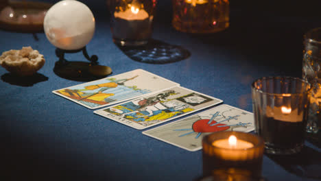 Nahaufnahme-Einer-Frau,-Die-Am-Tisch-Bei-Kerzenschein-Tarotkarten-Liest-4